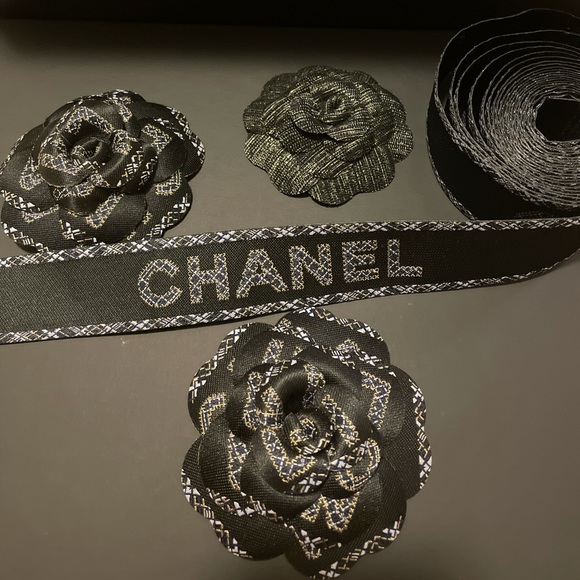 Chanel camellia and ribbon holiday assortment - Picture 2 of 3